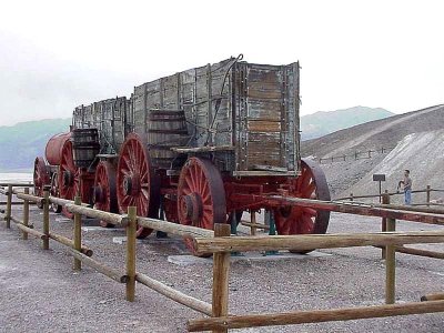 Un chariot de transport de la vallée de la Mort, destiné à la traction par une équipe de vingt mules. Les poitevines se sont illustrées dans ce genre d'utilisation. <p>Par Jon <a href="https://commons.wikimedia.org/w/index.php?curid=24920262" class="spip_out" rel="external">Sullivan</a> —</p>